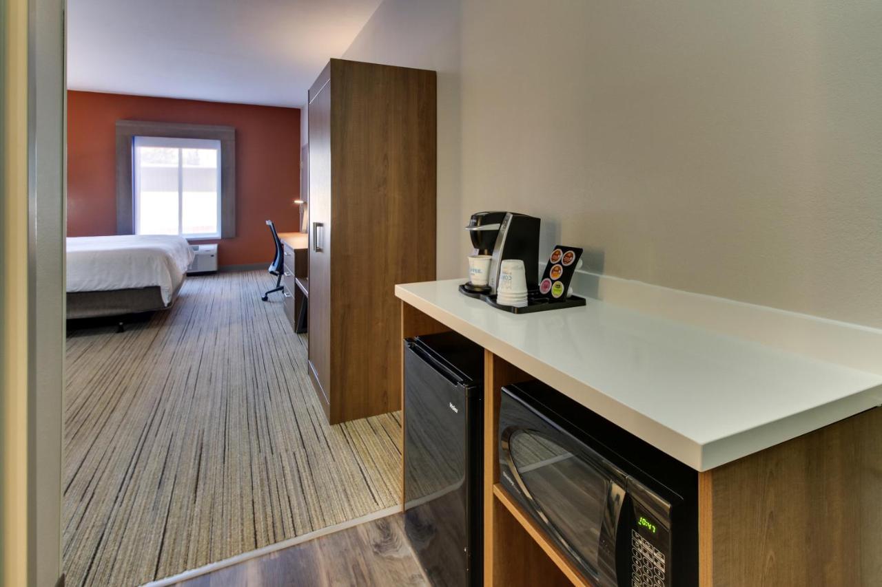 King Suite at Holiday Inn Express Hotel & Suites Austell - Powder Springs by IHG