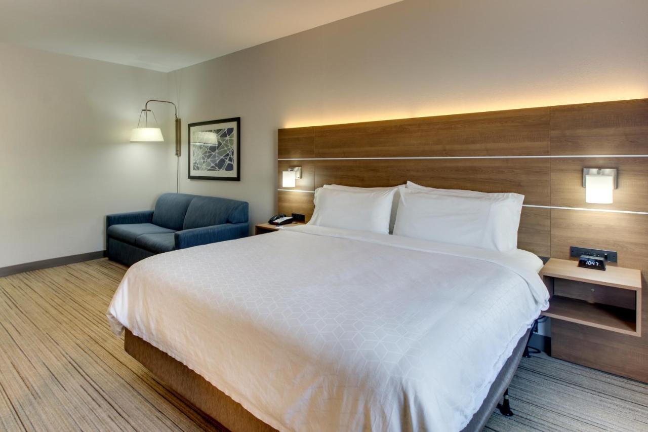 King Suite - Disability Access at Holiday Inn Express Hotel & Suites Austell - Powder Springs by IHG