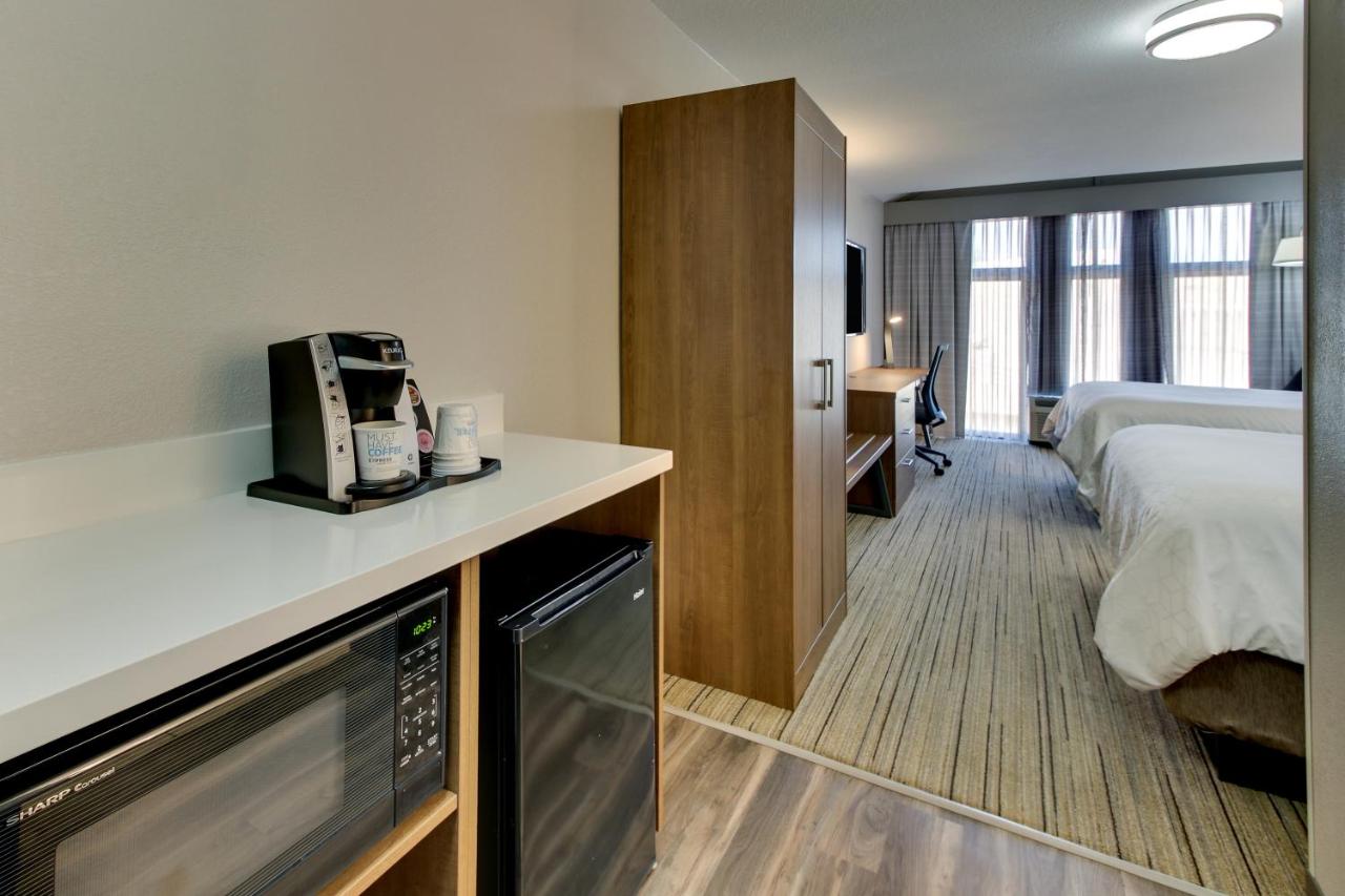 Queen Suite at Holiday Inn Express Hotel & Suites Austell - Powder Springs by IHG