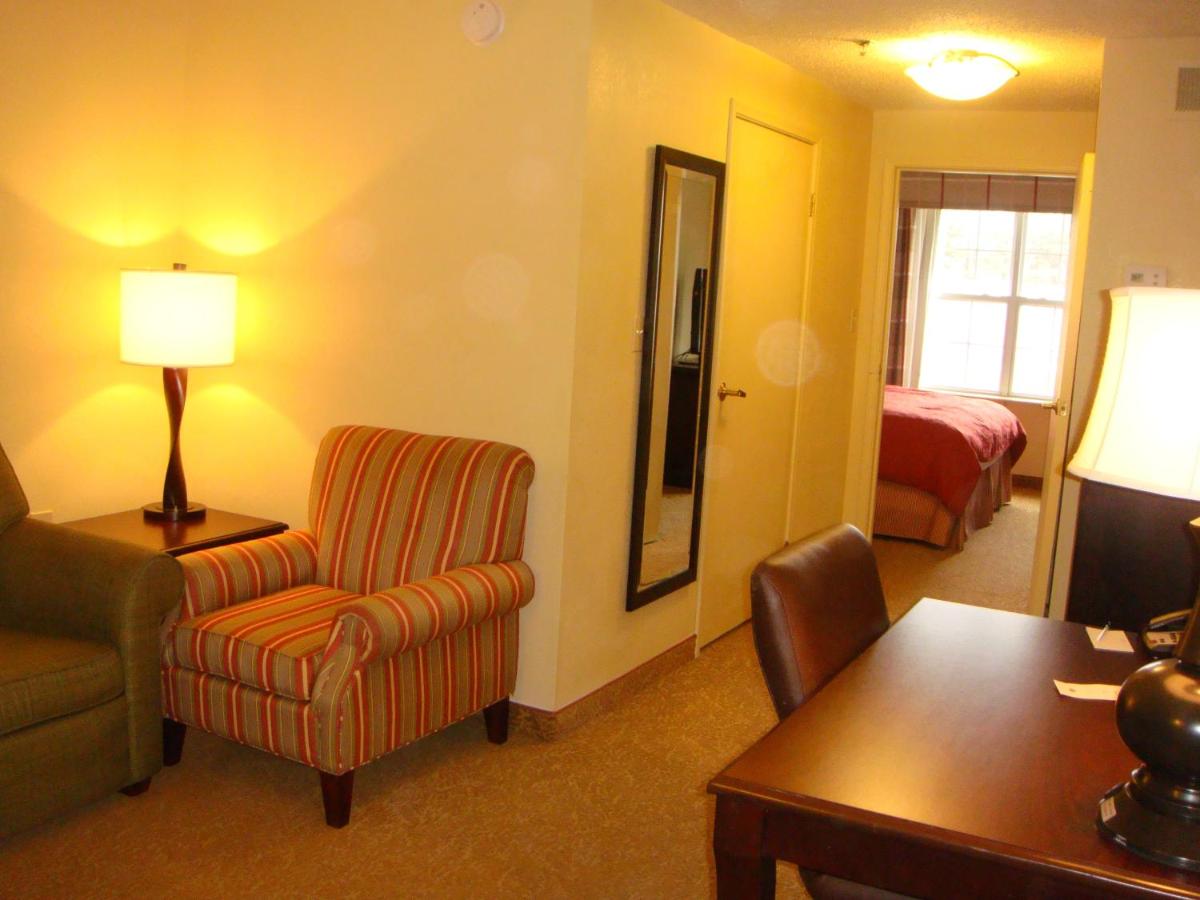 One-Bedroom King Suite - Disability Access/Non-Smoking at Country Inn & Suites by Radisson, Norcross, GA