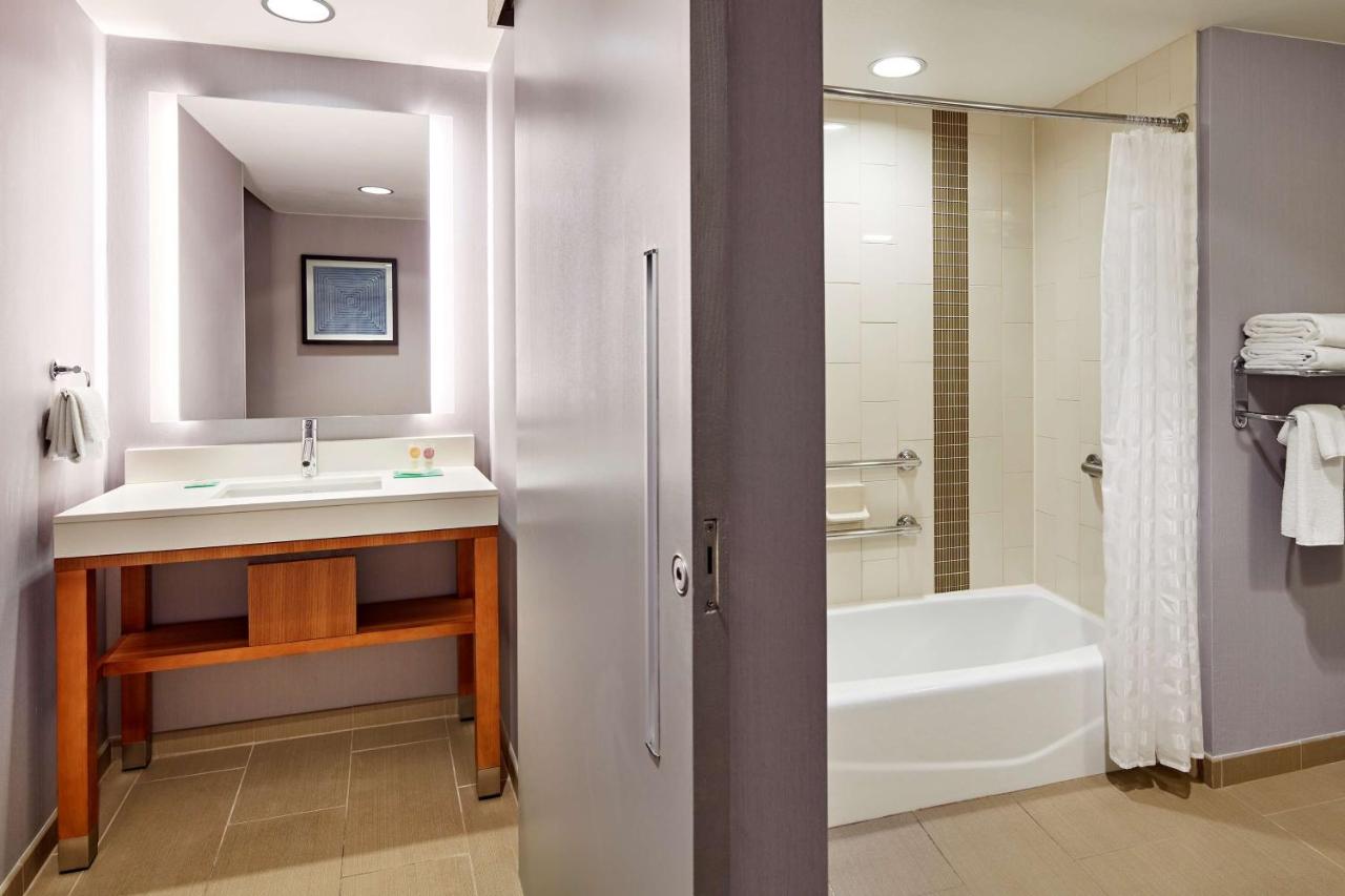 Ada Qn Tub Sfbd at Hyatt Place LAX El Segundo