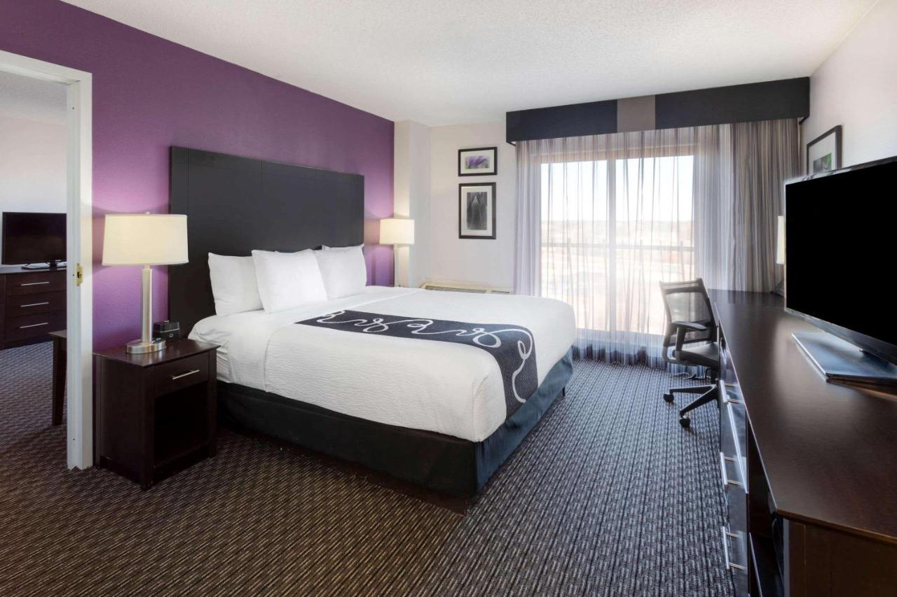 Deluxe King Room at Bloom Hotel