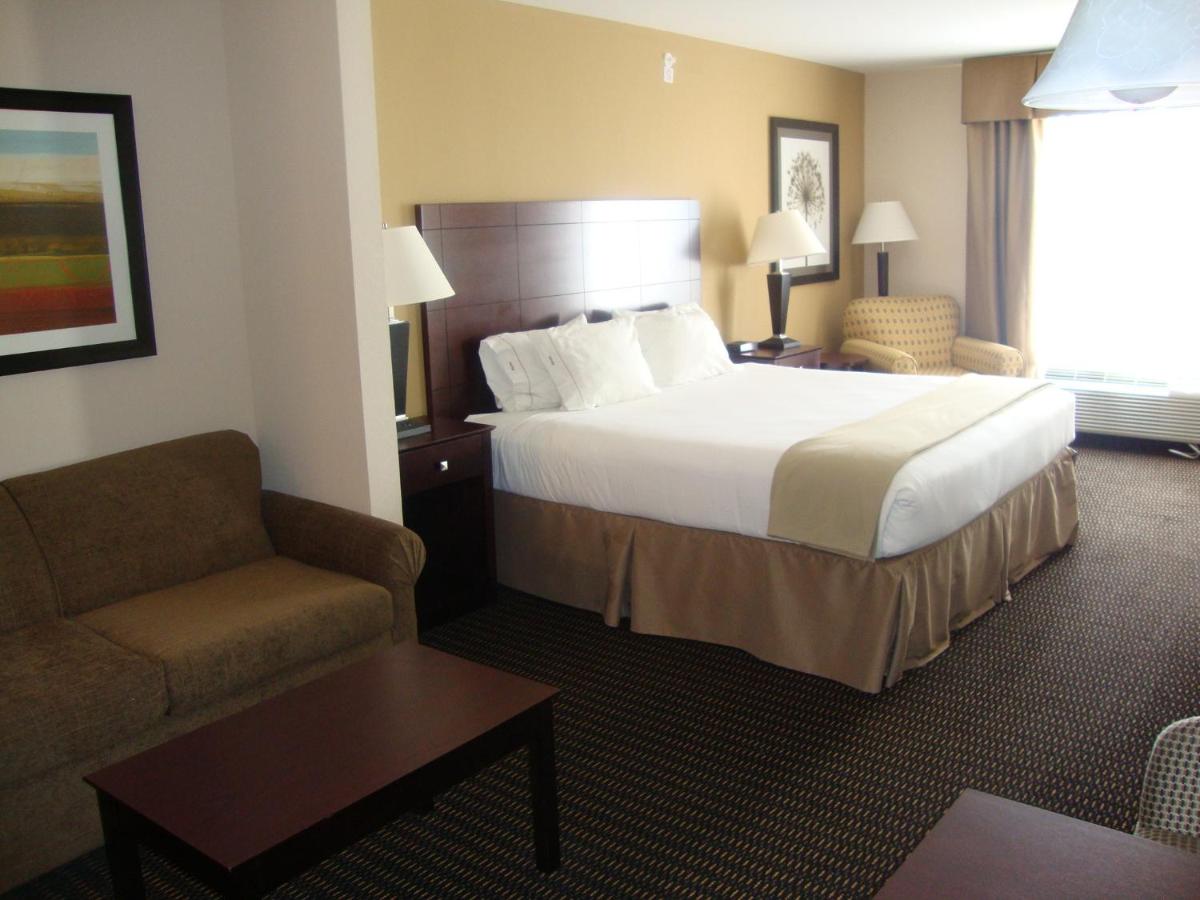 King Suite at Holiday Inn Express Hotel & Suites Sidney by IHG