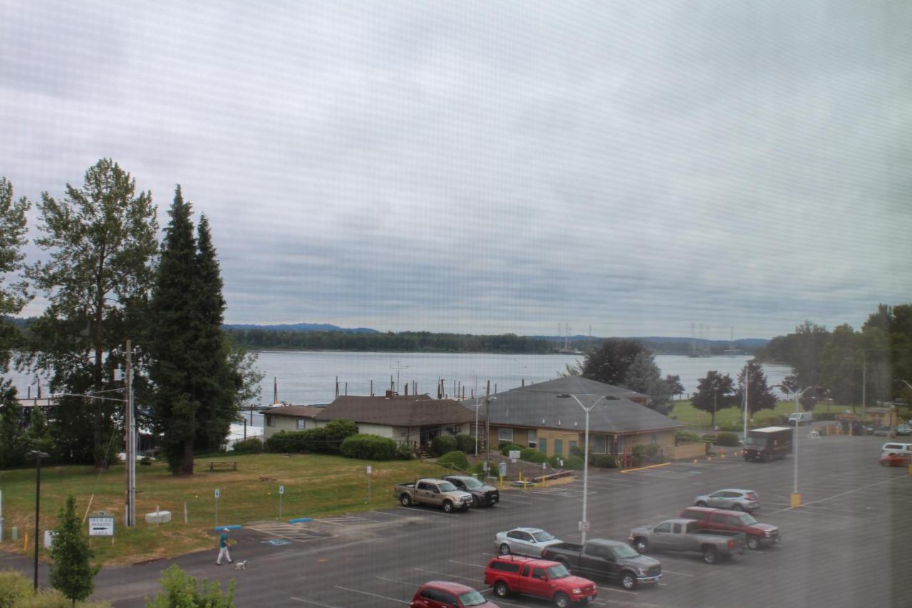 King Suite with River View at Best Western Plus Port of Camas - Washougal Convention Center