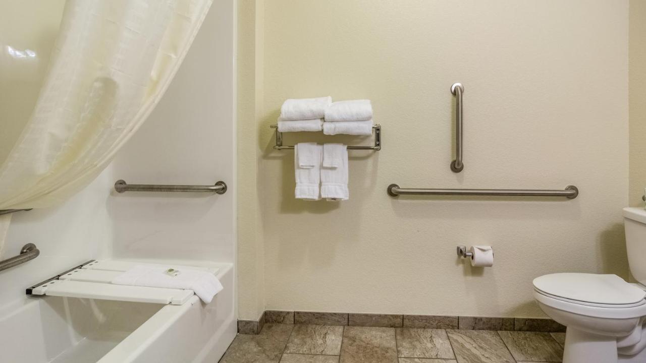 King Room - Disability Access at Cobblestone Inn & Suites - Vinton