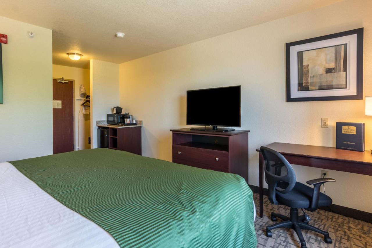 Deluxe King Room at Cobblestone Inn & Suites - Lakin