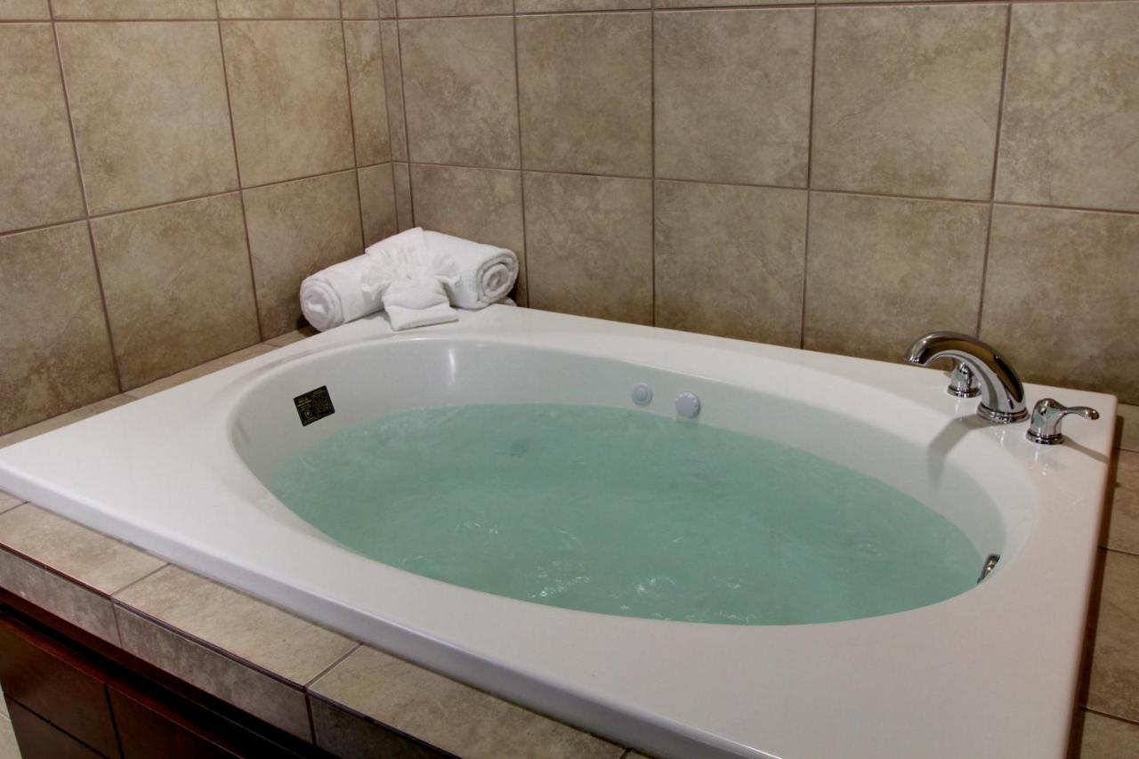 Suite with Spa Bath at Cobblestone Inn & Suites - Rugby
