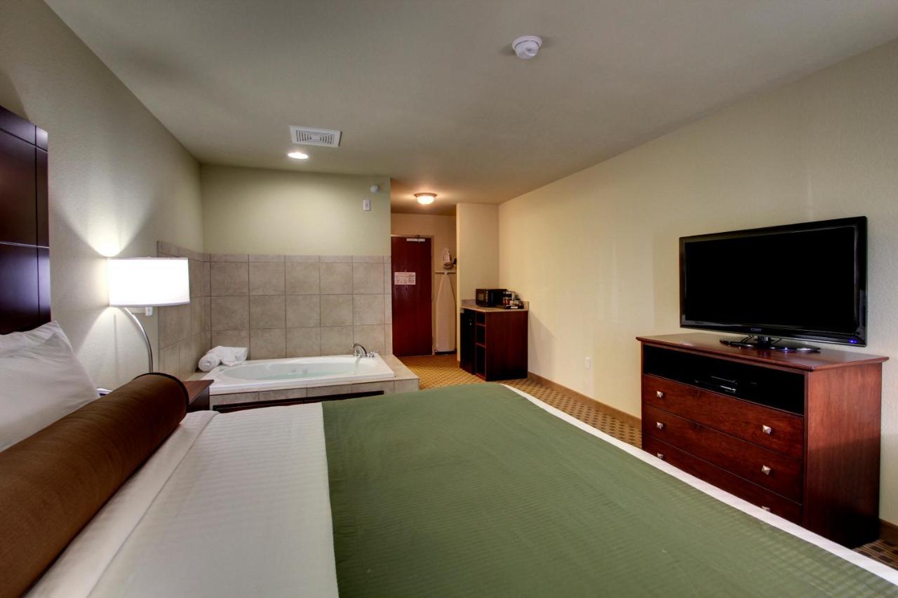 Suite with Spa Bath at Cobblestone Inn & Suites - Rugby