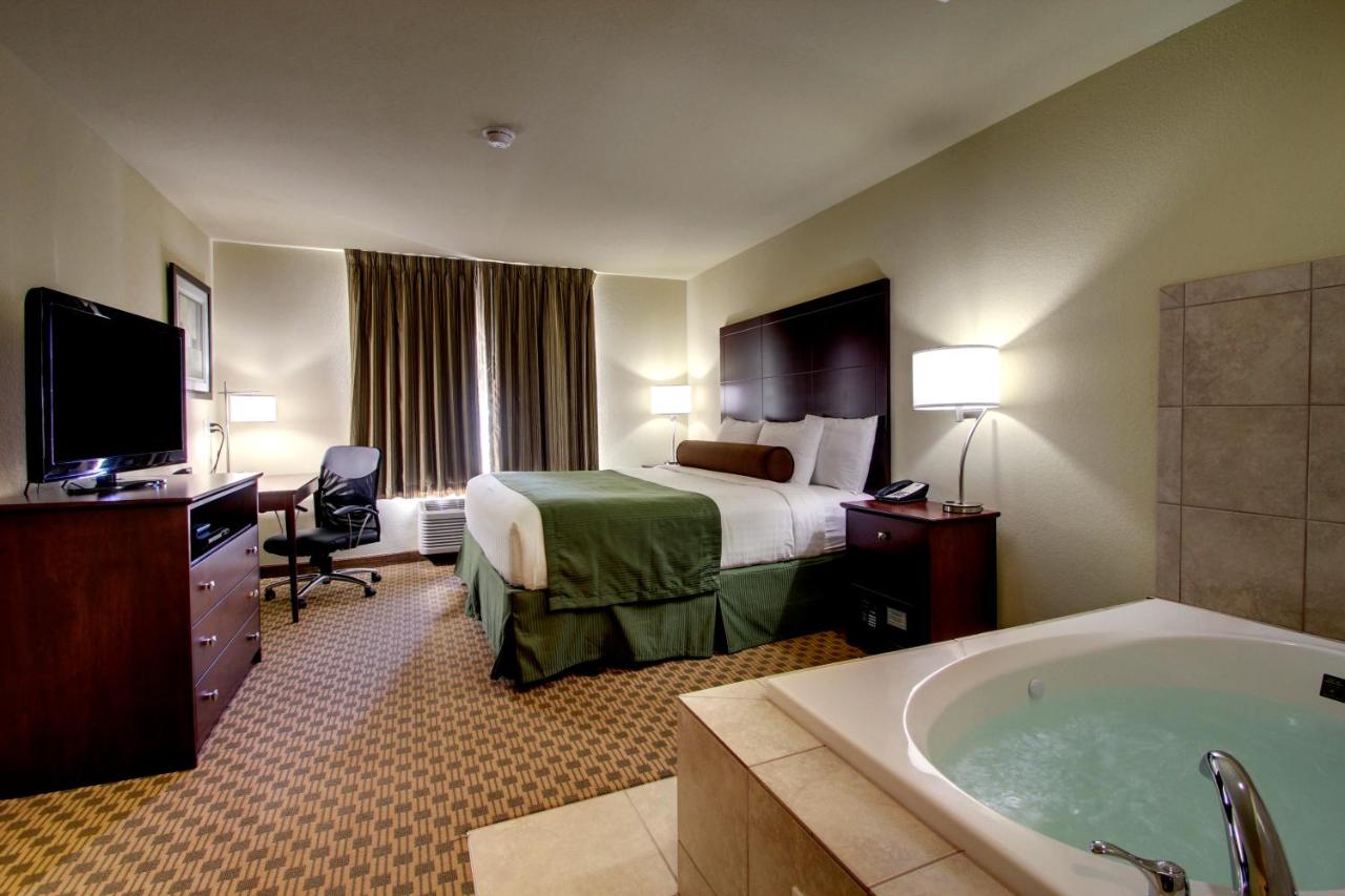 Suite with Spa Bath at Cobblestone Inn & Suites - Rugby