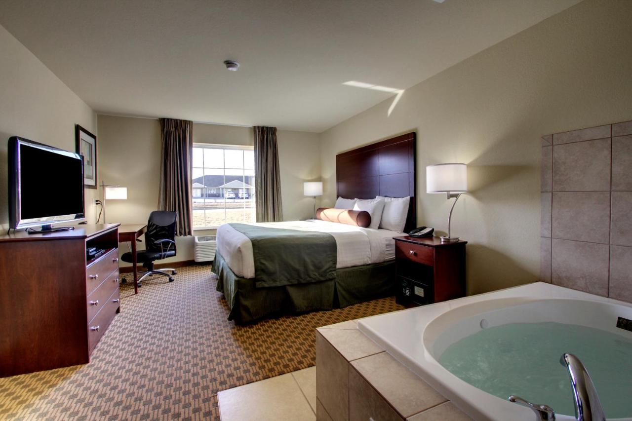 Suite with Spa Bath at Cobblestone Inn & Suites - Rugby