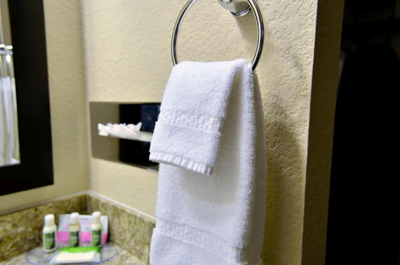 King Suite at Cobblestone Inn and Suites - Lake View