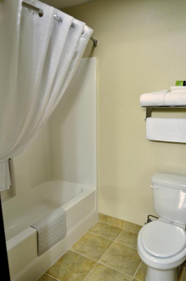 King Suite at Cobblestone Inn and Suites - Lake View