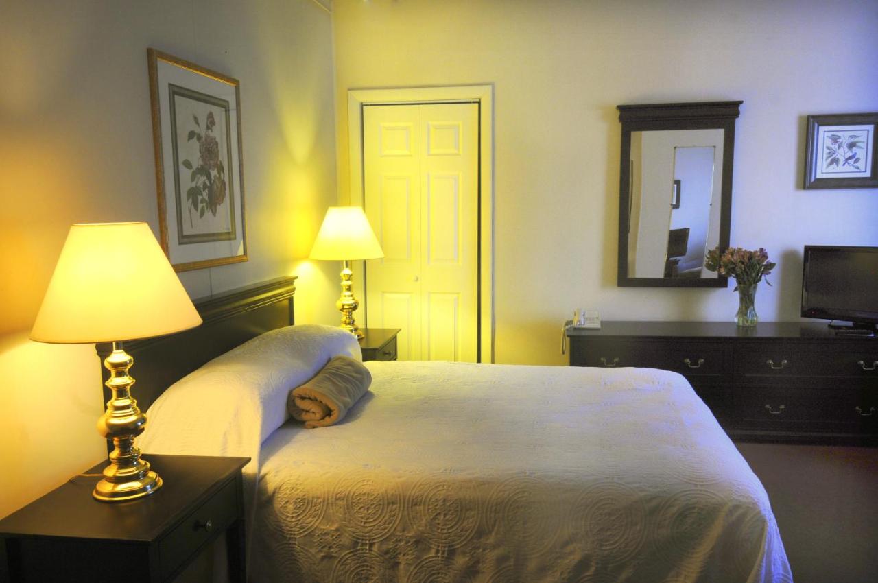 Queen Room with Twin Bed at Hotel Coolidge