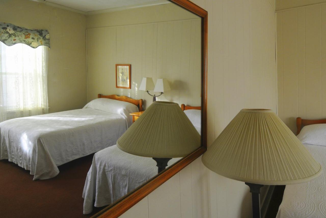 Queen Room with Twin Bed at Hotel Coolidge