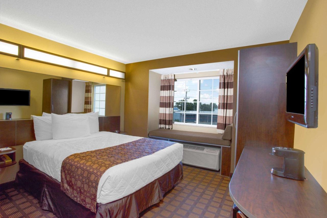 Queen Room - Non-Smoking at Microtel Inn & Suites by Wyndham Harrisonburg