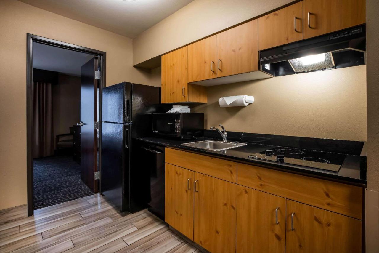 King Suite at La Quinta Inn & Suites by Wyndham Eugene
