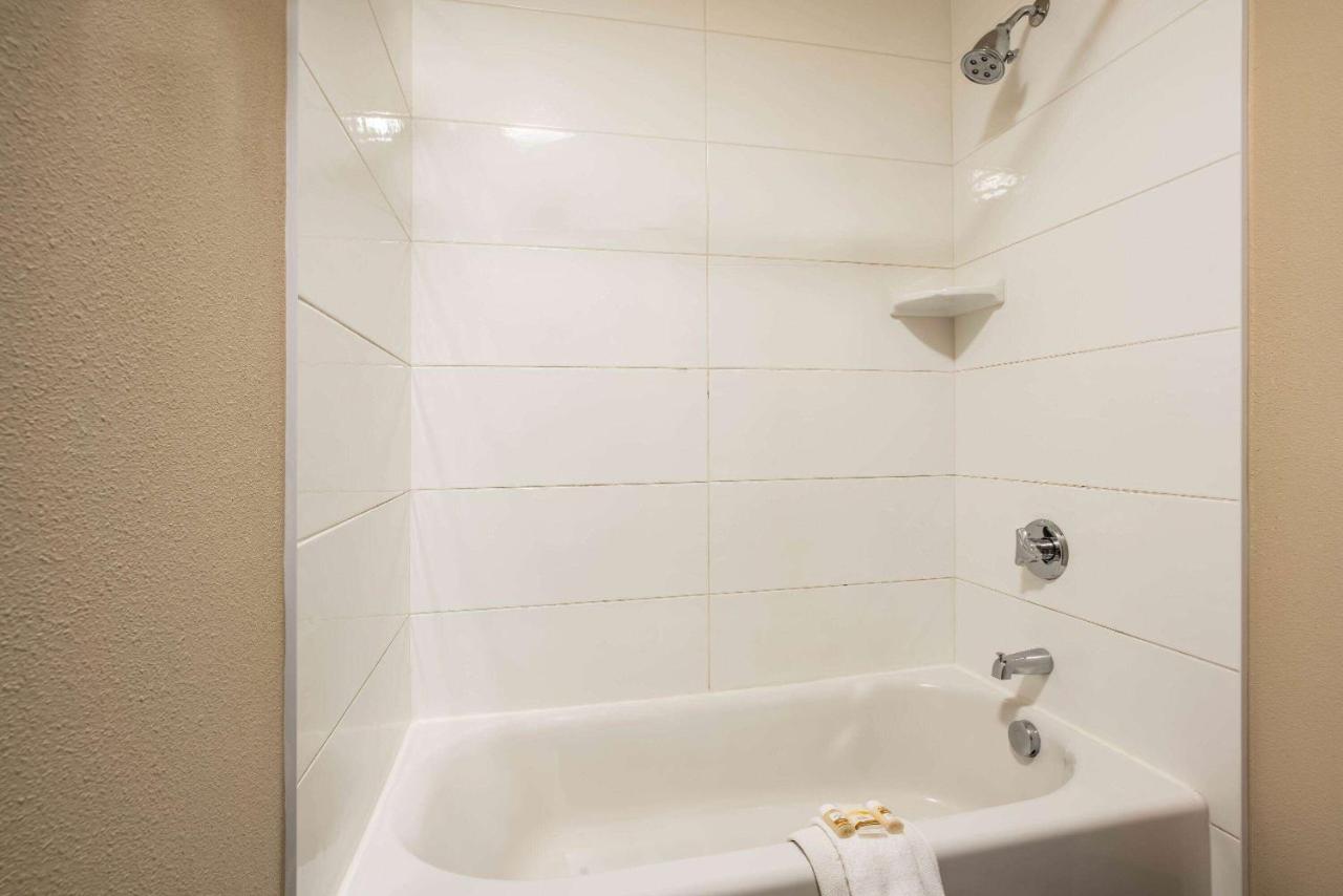Deluxe King Room at La Quinta Inn & Suites by Wyndham Eugene