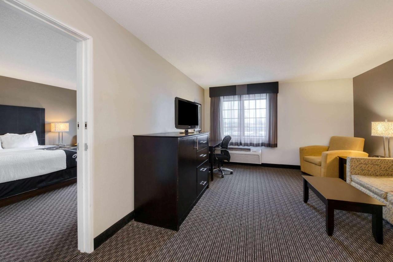One-Bedroom King Suite - Non-Smoking at La Quinta Inn & Suites by Wyndham Cleveland Macedonia