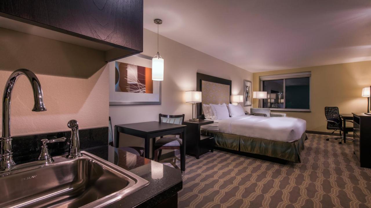 King Suite - Hearing Accessible at Holiday Inn Express & Suites Colorado Springs Central by IHG