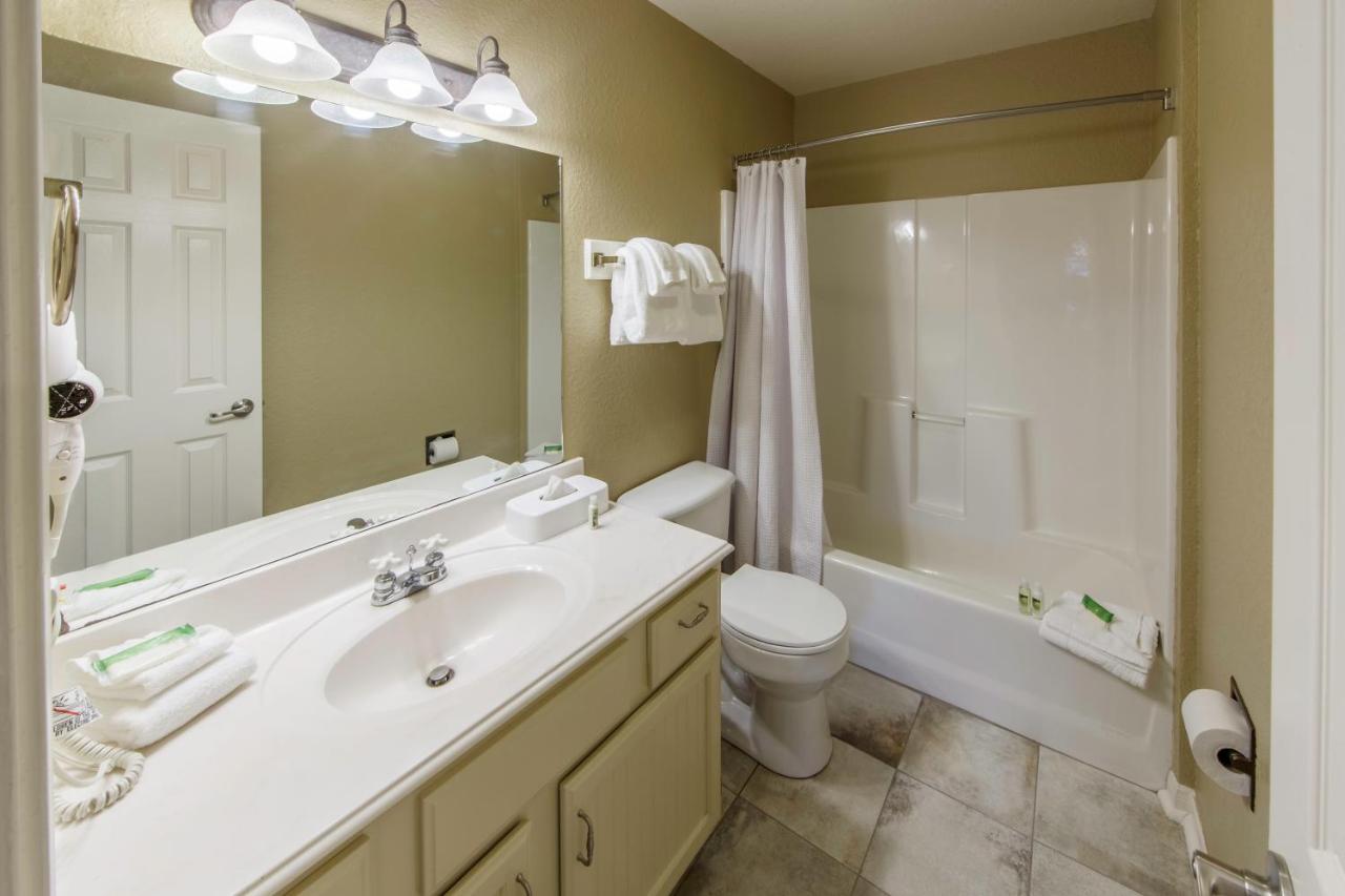 Two-Bedroom Villa Lodge 2 Queen Beds at Holiday Inn Club Vacations Piney Shores Resort at Lake Conroe, an IHG Hotel