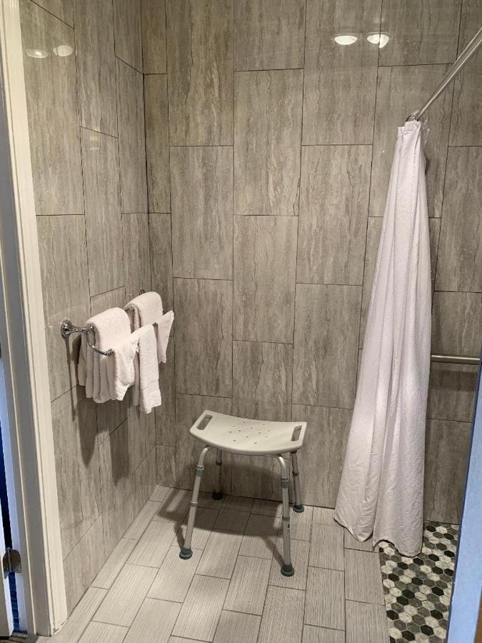 Queen Room - Disability Access at Good Living Inn