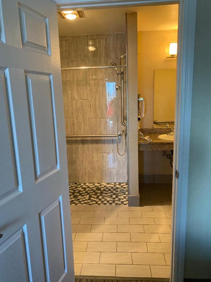 Queen Room - Disability Access at Good Living Inn