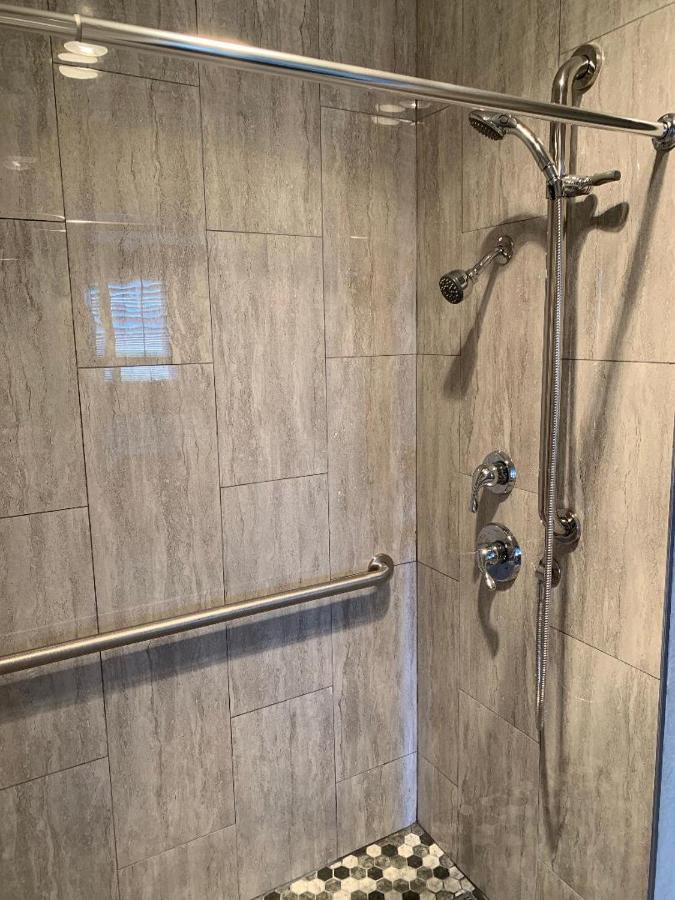 Queen Room - Disability Access at Good Living Inn