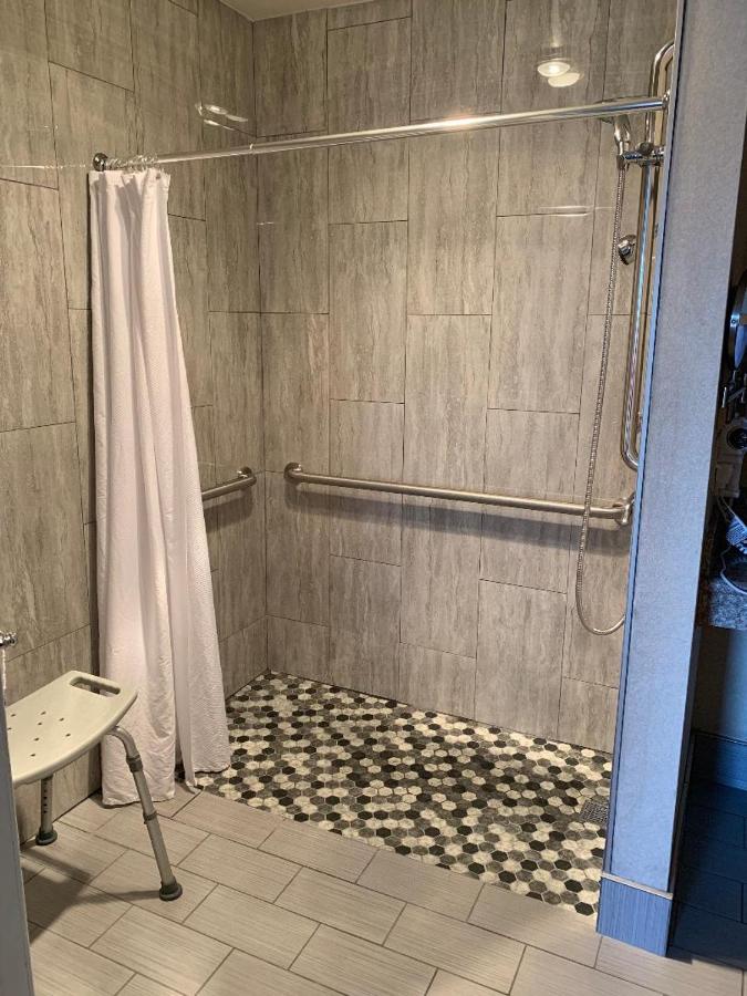 Queen Room - Disability Access at Good Living Inn