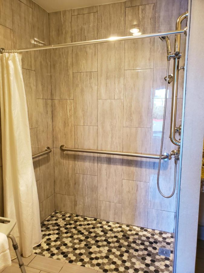 Queen Room - Disability Access at Good Living Inn