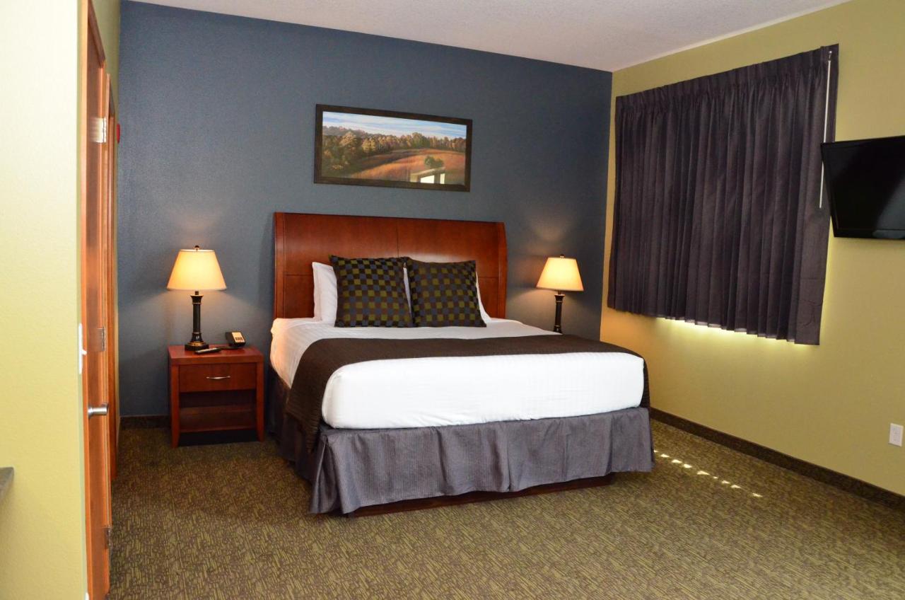 King Suite at Cobblestone Inn & Suites - Newton