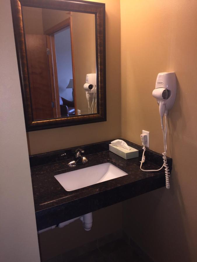 King Room - Disability Access/Non-Smoking at Cobblestone Inn & Suites - Newton