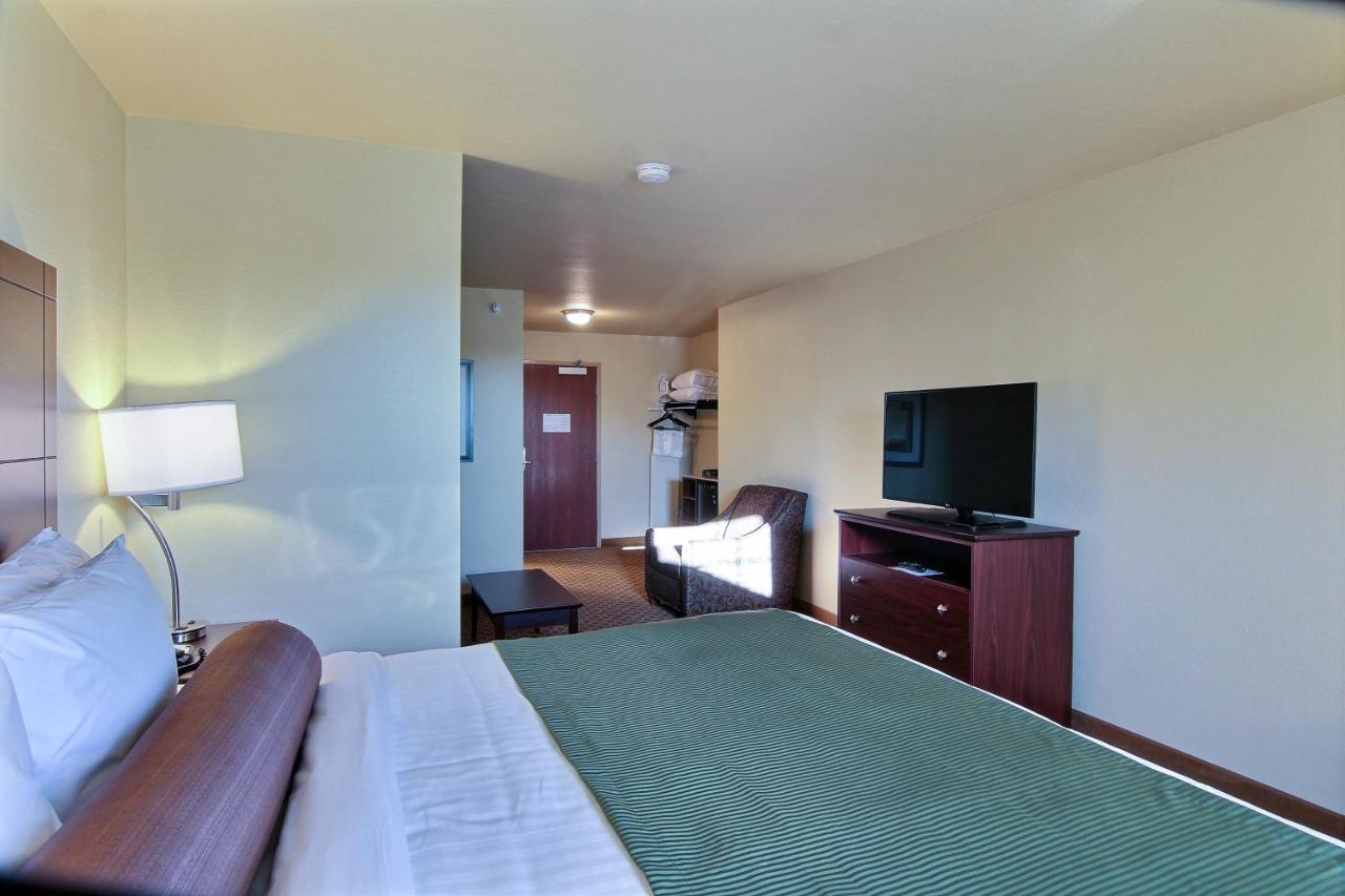 Deluxe King Room at Cobblestone Hotel & Suites - Beulah