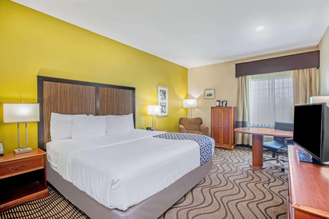 King Room at La Quinta Inn & Suites by Wyndham Corpus Christi Northwest