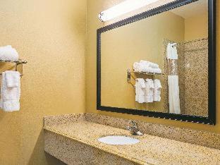 Room #46347310 at La Quinta Inn & Suites by Wyndham Port Lavaca
