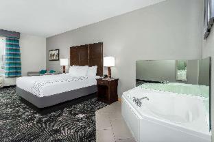 Room #46347514 at La Quinta Inn & Suites by Wyndham Columbus - Edinburgh