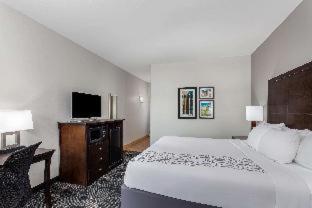 Room #46347520 at La Quinta Inn & Suites by Wyndham Columbus - Edinburgh