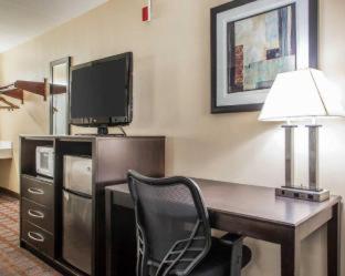 King Room - Non-Smoking at Super 8 by Wyndham Meadowlands