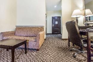 Room #49160608 at Comfort Suites Clinton near Presbyterian College