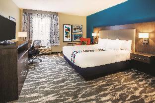 Room #17417118 at La Quinta Inn & Suites by Wyndham Kokomo