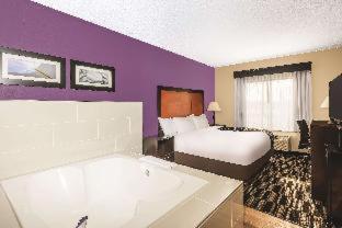 Room #5749636 at La Quinta Inn & Suites by Wyndham Norwich-Plainfield-Casino