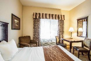 Room #49121210 at Comfort Inn & Suites McMinnville Wine Country
