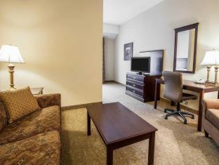 Room #49121211 at Comfort Inn & Suites McMinnville Wine Country