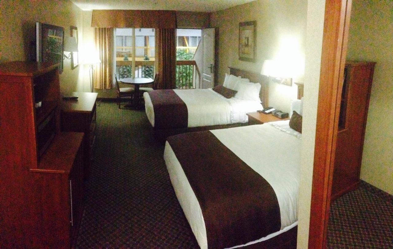 Queen Room with Two Queen Beds at C'mon Inn Fargo