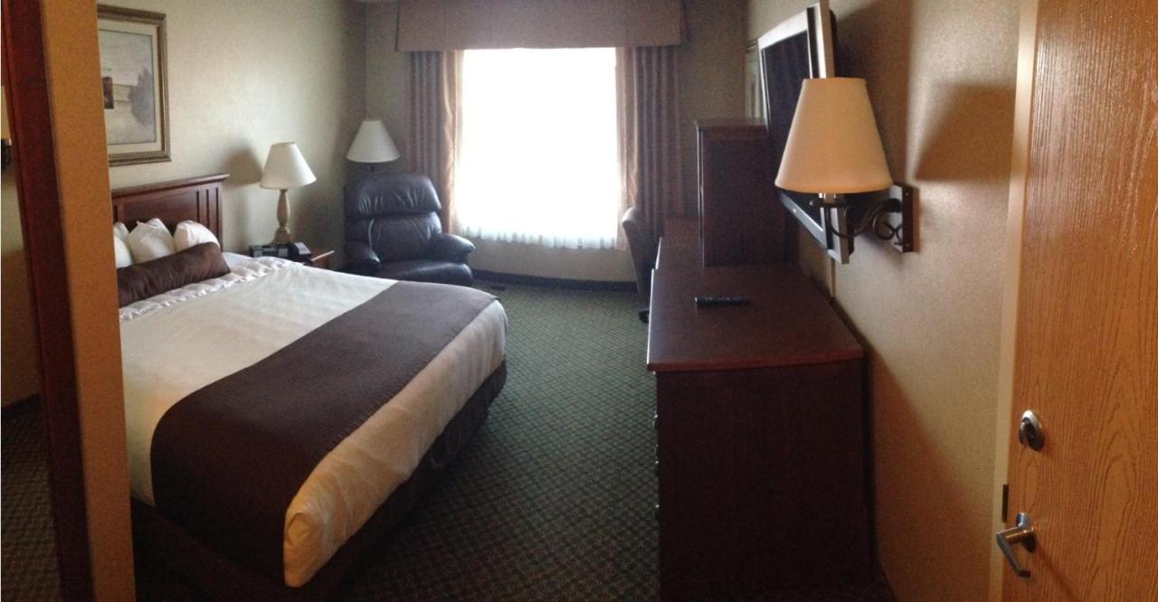 Executive King Room at C'mon Inn Fargo