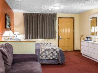 Room #32228719 at Rodeway Inn & Suites Branford - Guilford