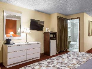 Room #32228719 at Rodeway Inn & Suites Branford - Guilford