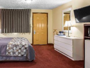 Room #32228719 at Rodeway Inn & Suites Branford - Guilford