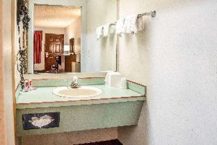 Room #25040608 at Econo Lodge Southeast Milwaukie/Portland
