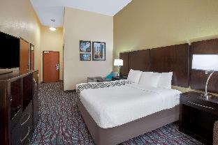 Room #46625307 at La Quinta Inn & Suites by Wyndham Pasadena North