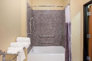 Room #46625307 at La Quinta Inn & Suites by Wyndham Pasadena North
